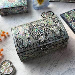 Boîte de rangement pour bijoux personnalisable de luxe moderne en bois artisanal de qualité supérieure avec incrustation de nacre et motif floral gravé - Product Image 1