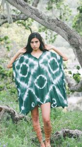 Poncho Kaftan de plage en tissu tie-dye vert, écologique, lavable, style bohème, doux et naturel, mini robe pour femmes, coupe régulière, vêtements de villégiature - Product Image 4
