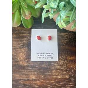 Pendientes de tuerca vintage Navajo con diamantes, coral y plata de ley, chapados en oro, con engaste de mariposa y diseño de gancho colgante moderno - Product Image 1