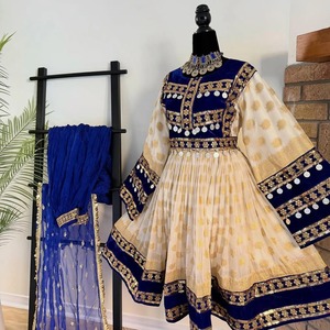 Vestido Afgano Kuchi con Corpiño de Terciopelo Azul Rey, Adornos Tradicionales de Monedas Plateadas y Falda de Chifón con Estampado Dorado - Product Image 2