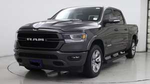 2022 1500 Laramie Crew Cab 5'7" Box 4WD Usado en Excelentes Condiciones - Product Image 4