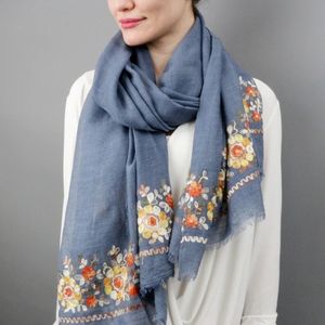 ผ้าพันคอผ้าเย็บปักพร้อมฉลากสีขาวสำหรับการสั่งซื้อจำนวนมากพรีเมี่ยมและโซลูชันการสร้างแบรนด์ส่วนบุคคลแบบ MOQ ต่ำ - Product Image 1