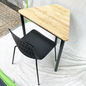 Table trapézoïdale de style Lego CB68169 et chaises en plastique avec pieds en fer - Product Image 4