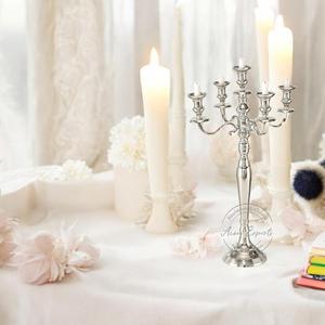 "Encantadores candelabros dorados de 5 brazos con un diseño elegante perfecto para la decoración de bodas y eventos especiales" - Product Image 6