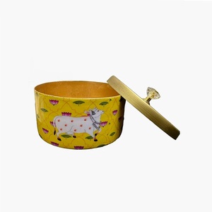 Elegante y resistente tarro de metal con tapa segura, ideal para conservar alimentos secos y potenciar la estética del hogar. - Product Image 1