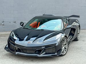 Corvette Z06 Convertible 3LZ 2025 ~4,300 Millas, Motor V8 LT6 de 670 hp, Paquetes de Apariencia Aerodinámica y del Motor en Carbono, Interior Habanero - Product Image 4