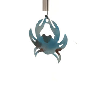 Elegante campana de viento de metal diseñada para brindar paz al espacio exterior, el anillo superior resistente presenta un acabado azul con temática oceánica que calma la mente. - Product Image 2