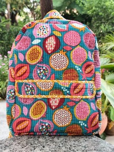 Mochila Acolchada con Estampado de Fresas, Ligera y Elegante, Capacidad de 10 kg, Unisex, para Viajes y Uso al Aire Libre - Product Image 2