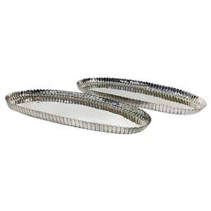 Plateau rond en métal de haute qualité avec poignées en bois conçu pour servir des verres à jus améliorés par un fil métallique élégant - Product Image 5