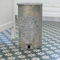Poubelle faite à la main Dernière conception en acier doux avec finition de lavage blanc en relief Nouvelles poubelles