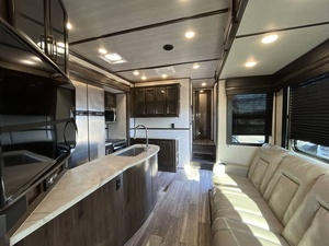 Caravane de voyage moderne d'occasion 2021 Dutchmens Voltage 3615 avec capacité pour 8 personnes et suspension indépendante, prête à être expédiée - Product Image 3