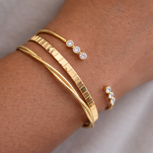 Brazalete de Moda con Diseño de Tres Diamantes - Product Image 2