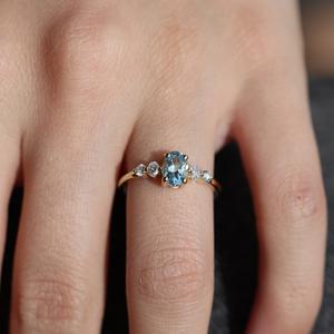 8x6mm Corte ovalado Aqua Blue CZ Anillo de compromiso Anillo de oro de tres piedras con piedras laterales - Product Image 5