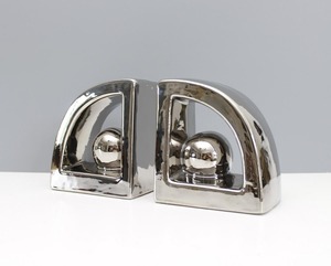 Sujetalibros de metal de forma resistente con almohadillas antideslizantes que brindan un soporte confiable para libros de tapa dura gruesos y pesados - Product Image 1