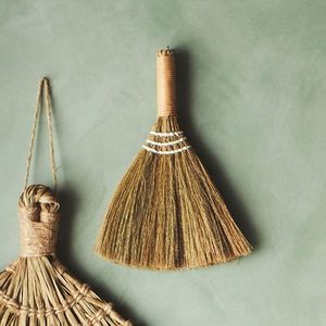 Pelle à poussière en bois artisanale avec manche long, nouveau style conçu en usine pour le nettoyage de la maison, balai à gazon doux coloré - Product Image 6