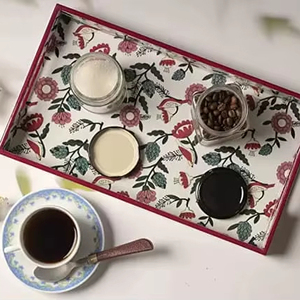 ถาดสี่เหลี่ยมลายดอกไม้สีเบอร์กันดีพิมพ์ลายเคลือบแผ่น MDF ถาดเสิร์ฟดีไซน์ทันสมัยเป็นมิตรกับสิ่งแวดล้อมเครื่องล้างจานปลอดภัยใช้ในงานปาร์ตี้ - Product Image 1