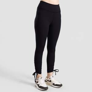 กางเกงเลกกิ้งกีฬาสีดำแบบ Capri ผ้าเนื้อนุ่มยืดหยุ่นไร้รอยต่อ ช่วยกระชับหน้าท้อง ผลิตจากไนลอนผสมสแปนเด็กซ์ ขอบเอวแต่งริบบิ้น เหมาะสำหรับออกกำลังกายและฟิตเนส มีลวดลาย - Product Image 3