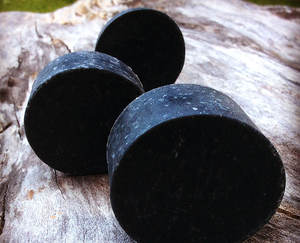 Jabón de carbón de bambú activado Etiqueta privada Natural Orgánico Hecho a mano Exfoliante Baño Carbón Negro Jabón ÁNGULO - Product Image 2