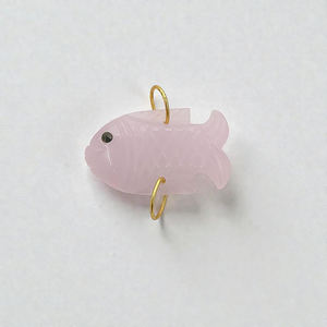 Colgantes de Piedras Preciosas de Calcedonia Rosa Tallados en Forma de Pez |   Dijes de Piedra Natural al por Mayor para la Fabricación de Joyería - Product Image 1