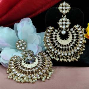 Pendientes intrincados de fusión Kundan y Meenakari bellamente complementados con perlas colgantes y trabajo vibrante - Product Image 2