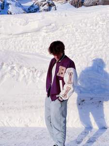 แจ็กเก็ตบอมเบอร์ผ้าฝ้ายและผ้าขนสัตว์สำหรับผู้ชายมีสไตล์และใส่สบายแขนเสื้อหนังแท้คอตั้งโลโก้ด้านหน้าเป็นตัวอักษรตามสั่ง - Product Image 4