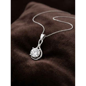 จี้เงินทรงทันสมัยเคลือบทองคำขาว 18K โรเดียม ประดับเพชรทรงหยดน้ำ มรกต เซอร์คอน มอยส์ซาไนต์ - Product Image 2