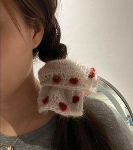 Lo Último en Moda: Diadema de Lana Tejida a Crochet con Forma de Fresa Hecha a Mano en 2025 - Product Image 4