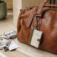 Carnet de voyage personnalisé LABON A7 avec couverture crème, impression estampée motif repère, dos en cuir vert, rabat à pression, fermoir mousqueton en laiton, OEM ODM