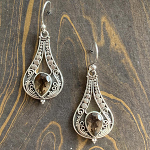 Boucles d'oreilles pendantes en quartz fumé plaqué or (6,9 grammes) – Bijoux mignons en or rose pour mariage et soirée avec émeraude, perle et diamant - Product Image 1