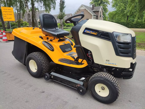 Tractor cortacésped Cub Cadet XT2LX42 con plataforma de 42 pulgadas, motor potente, ideal para cortar césped en jardines grandes y céspedes residenciales. - Product Image 4