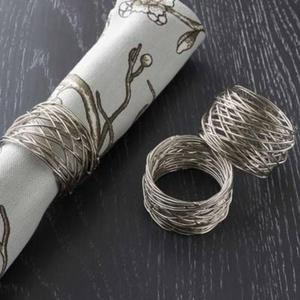 Ronds de serviette sophistiqués en acier inoxydable avec matériaux écologiques et surface polie pour des repas durables - Product Image 3