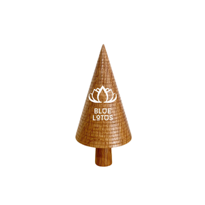 Arbre de Noël en bois inspiré de la ferme Lotus bleu apportant un charme confortable à la décoration de vacances - Product Image 1