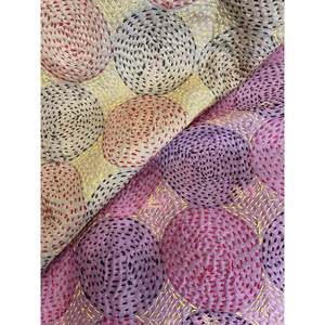 Écharpe en soie vintage à points circulaires - 'Meadow' - Longue écharpe de style Kantha avec motif imprimé à la main pour le printemps et l'hiver - 100% soie - Product Image 3