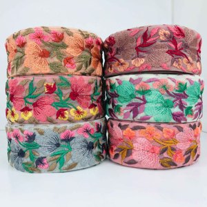 Rouleaux de dentelle de broderie florale multicolore de bordures de fleurs 3D vibrantes pour vêtements ethniques projets de créateurs romantiques Style fantaisie - Product Image 1