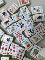 Tuiles de Mahjong Colorées à Succès avec Faces Blanches, Bords Arc-en-ciel, Motifs Chat Noir et Objets Rétro pour Fêtes et Cadeaux