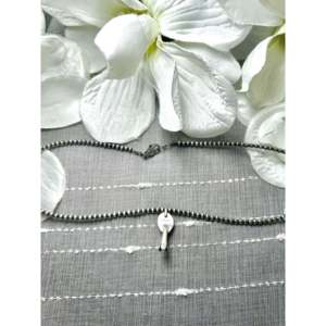 Collier George Rios en huître barbelée et diamant avec motif goutte d'eau, plaqué or rose, platine et rhodium, serti clos, en argent sterling - Product Image 2
