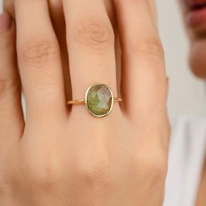 Anillo de mujer de turmalina de corte desigual Natural de oro amarillo sólido de 18 quilates al por mayor último diseño piedra única fiesta de boda diaria - Product Image 2