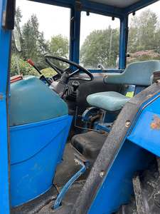 Tractor Agrícola Usado Ford 4610 con Cabina Cerrada - Product Image 4