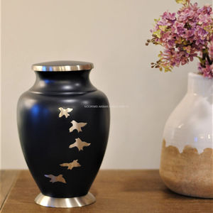 Urna Funeraria Moderna de Latón Azul Medianoche para Cenizas Humanas, Hecha a Mano, Ecológica, Duradera, Portátil, Personalizable, de Gran Capacidad - Product Image 5