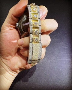 Reloj de Diamantes Moissanite de Lujo de Primera Calidad, Completamente Engastado, para Fiestas, Negocios y Uso Diario, Disponible para la Venta - Product Image 4