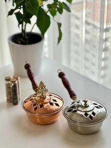 Brûleur d'encens en laiton pur fait à la main pour les espaces de bien-être, offrant un flux d'arôme fluide et une beauté classique - Product Image 5