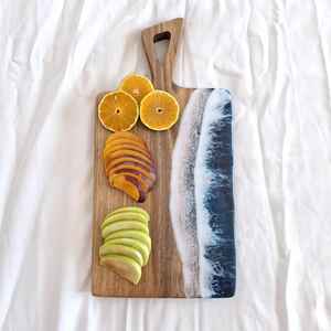 Planche à découper professionnelle en résine et bois, fabriquée en bois d'acacia et de manguier, offrant des coupes nettes et robustes - Product Image 1