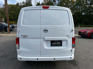 Nissan NV200 SV FWD 2022 Blanc Intégral d'Occasion avec Toit Ouvrant, Sièges en Cuir, Pack Équipement, Jantes en Acier, Boîte Automatique, Bluetooth, Conduite à Gauche, R16 - Product Image 3