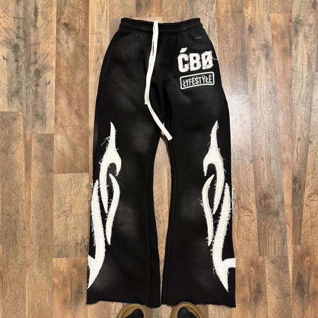 Blanco Flare + Negro Sweatpants