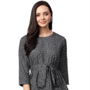 Top gris de rayón con estampado de lunares, cuello redondo y mangas tres cuartos, corte en forma de S, talla S, hecho para un estilo sencillo. - Product Image 1