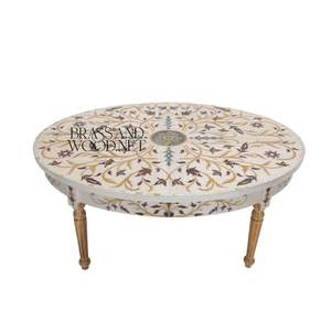 Table basse ronde élégante avec incrustation florale complexe et accents dorés pour un décor de salon classique - Product Image 1