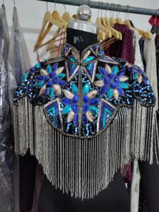 Accentue Look élégant Poly-Mesh perlé Cape robes de soirée élégante robe de club avec touche luxueuse - Product Image 4