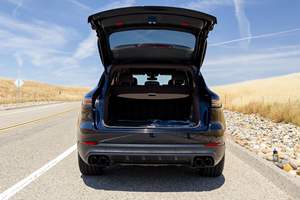 Cayenne Platinum Edition Turbo V6 2023, transmission intégrale, bleu lune métallisé, non modifiée - Product Image 4