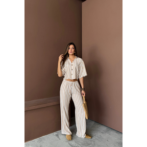 Conjunto de Mono y Pantalones Cortos para Mujer en Color Beige, Top Corto a Rayas y Pantalones Holgados de Modal - Product Image 3