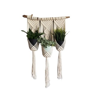 Suspension murale en macramé pour mini-pots, petite décoration murale en macramé faite à la main, décoration d'intérieur élégante d'Inde - Product Image 1